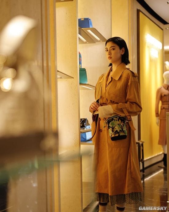 三吉彩花美照登杂志封面 身材性感气质爆表