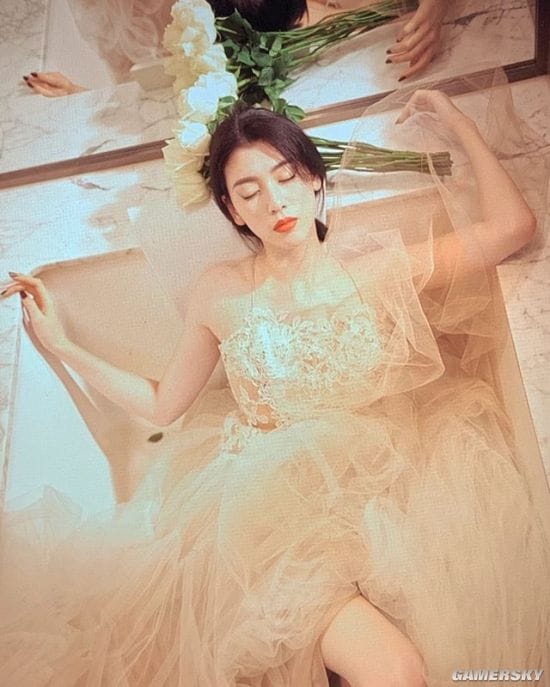 三吉彩花美照登杂志封面 身材性感气质爆表