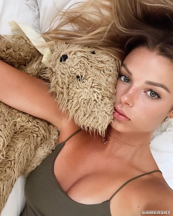 比例完美的匀称身材 美国小麦色网红模特Madi Teeuws