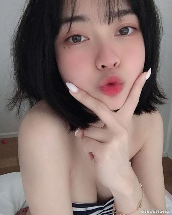 白嫩美肌下清晰马甲线？越南嫩模Vickie.Bae