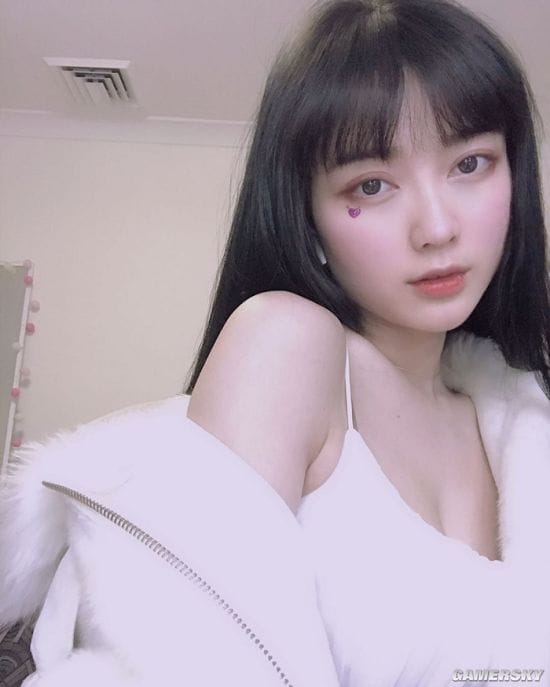 白嫩美肌下清晰马甲线？越南嫩模Vickie.Bae