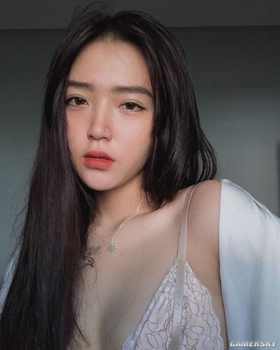 纤腰曲线超乎想象 秀起身材毫不含糊的越南冷艳御姐Hoàng Phương Vy-皮皮兔动漫