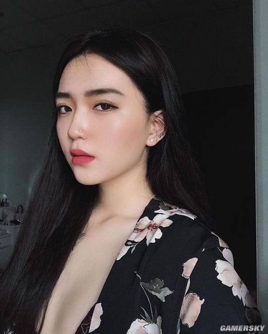 纤腰曲线超乎想象 秀起身材毫不含糊的越南冷艳御姐Hoàng Phương Vy