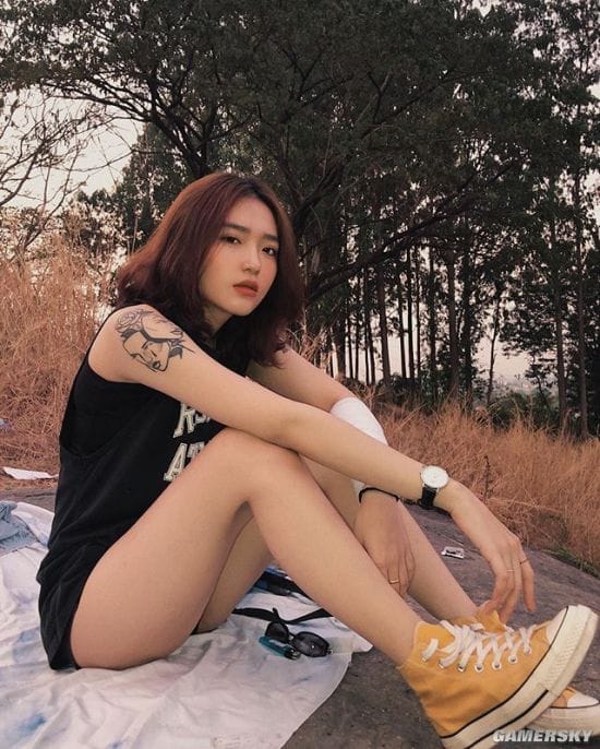 纤腰曲线超乎想象 秀起身材毫不含糊的越南冷艳御姐Hoàng Phương Vy