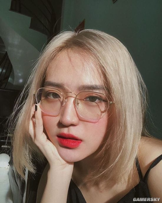 纤腰曲线超乎想象 秀起身材毫不含糊的越南冷艳御姐Hoàng Phương Vy