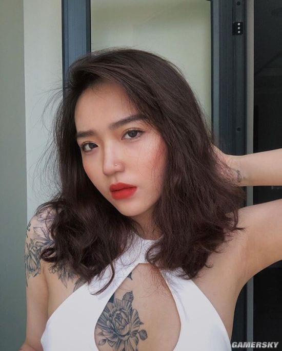 纤腰曲线超乎想象 秀起身材毫不含糊的越南冷艳御姐Hoàng Phương Vy