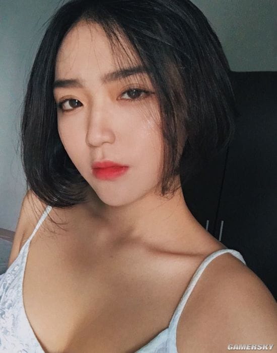 纤腰曲线超乎想象 秀起身材毫不含糊的越南冷艳御姐Hoàng Phương Vy