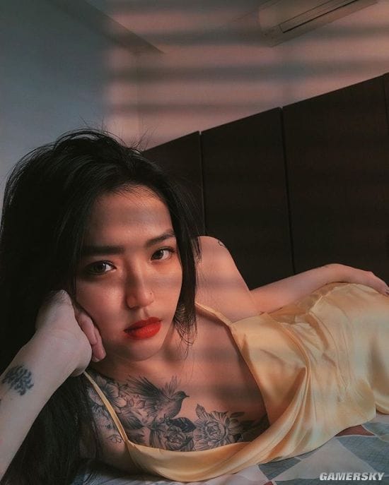 纤腰曲线超乎想象 秀起身材毫不含糊的越南冷艳御姐Hoàng Phương Vy