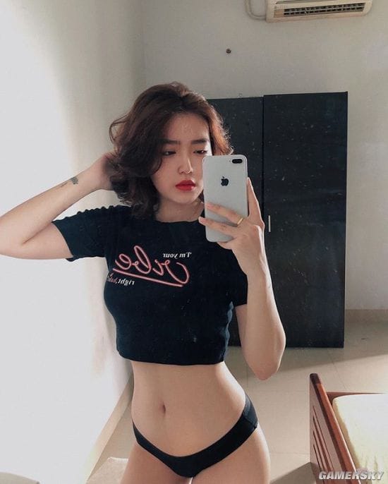 纤腰曲线超乎想象 秀起身材毫不含糊的越南冷艳御姐Hoàng Phương Vy