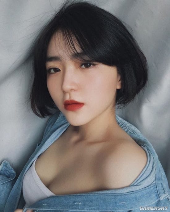 纤腰曲线超乎想象 秀起身材毫不含糊的越南冷艳御姐Hoàng Phương Vy