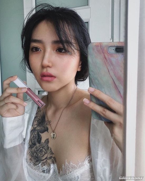 纤腰曲线超乎想象 秀起身材毫不含糊的越南冷艳御姐Hoàng Phương Vy