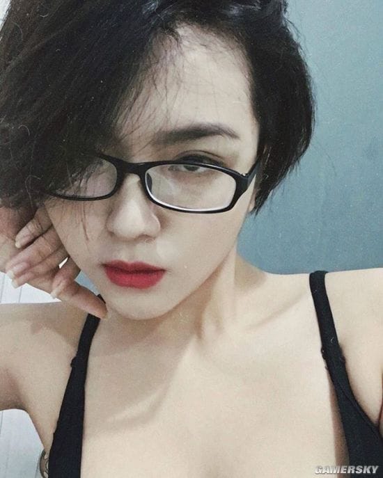 纤腰曲线超乎想象 秀起身材毫不含糊的越南冷艳御姐Hoàng Phương Vy