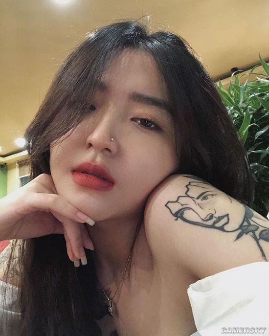 纤腰曲线超乎想象 秀起身材毫不含糊的越南冷艳御姐Hoàng Phương Vy