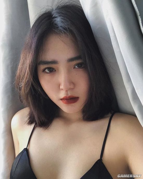 纤腰曲线超乎想象 秀起身材毫不含糊的越南冷艳御姐Hoàng Phương Vy