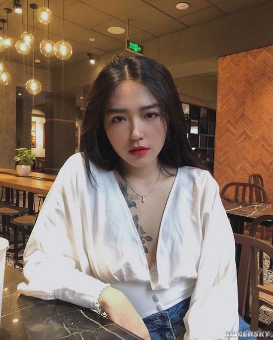 纤腰曲线超乎想象 秀起身材毫不含糊的越南冷艳御姐Hoàng Phương Vy