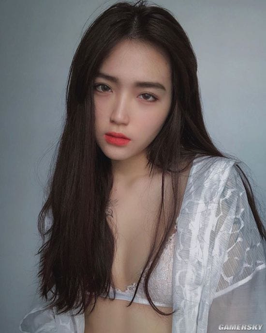 纤腰曲线超乎想象 秀起身材毫不含糊的越南冷艳御姐Hoàng Phương Vy