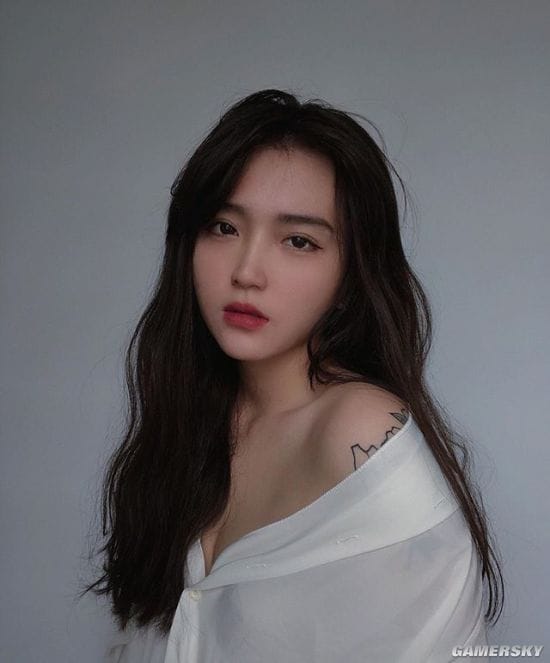 纤腰曲线超乎想象 秀起身材毫不含糊的越南冷艳御姐Hoàng Phương Vy