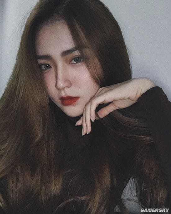 纤腰曲线超乎想象 秀起身材毫不含糊的越南冷艳御姐Hoàng Phương Vy