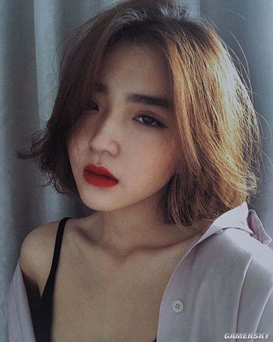 纤腰曲线超乎想象 秀起身材毫不含糊的越南冷艳御姐Hoàng Phương Vy