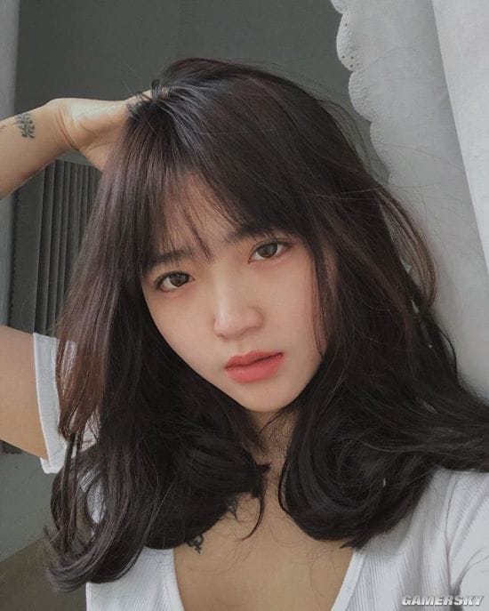 纤腰曲线超乎想象 秀起身材毫不含糊的越南冷艳御姐Hoàng Phương Vy