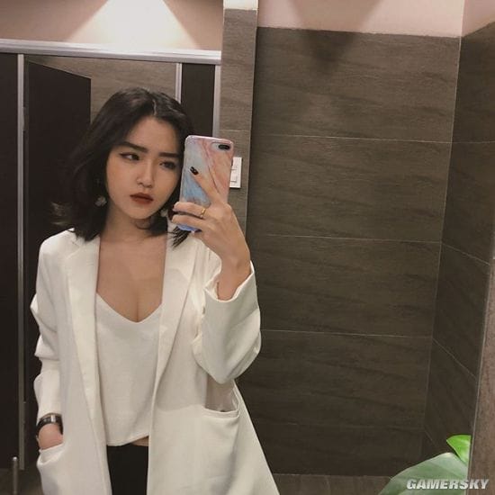 纤腰曲线超乎想象 秀起身材毫不含糊的越南冷艳御姐Hoàng Phương Vy