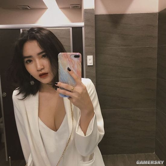 纤腰曲线超乎想象 秀起身材毫不含糊的越南冷艳御姐Hoàng Phương Vy