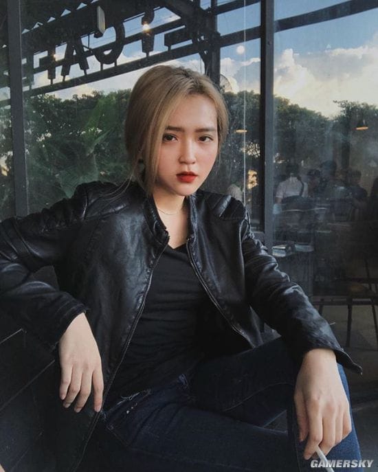 纤腰曲线超乎想象 秀起身材毫不含糊的越南冷艳御姐Hoàng Phương Vy