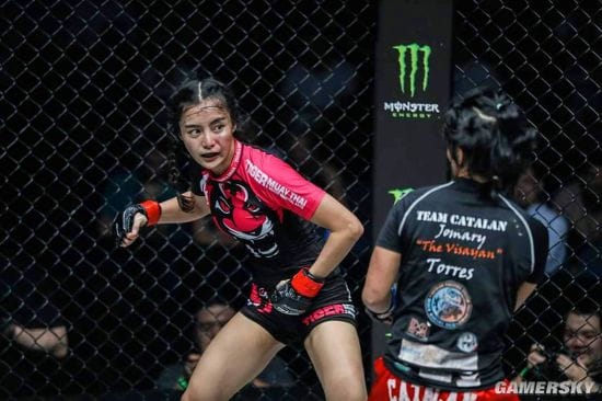 拳击场上的洋娃娃 兼职模特的日泰混血美女拳手