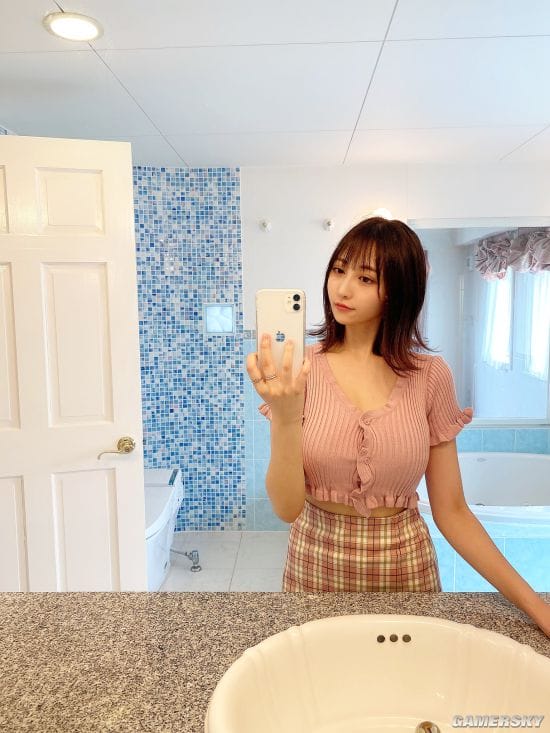 隔屏闻体香 可以靠身材却做了书评家的辻りりさ