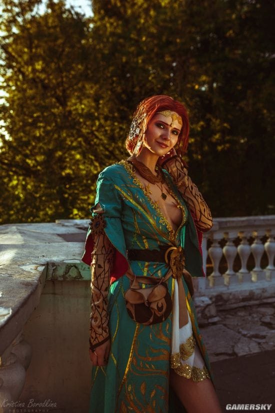 俄妹COS《巫师3》特莉丝 长腿御姐风格还原-皮皮兔动漫