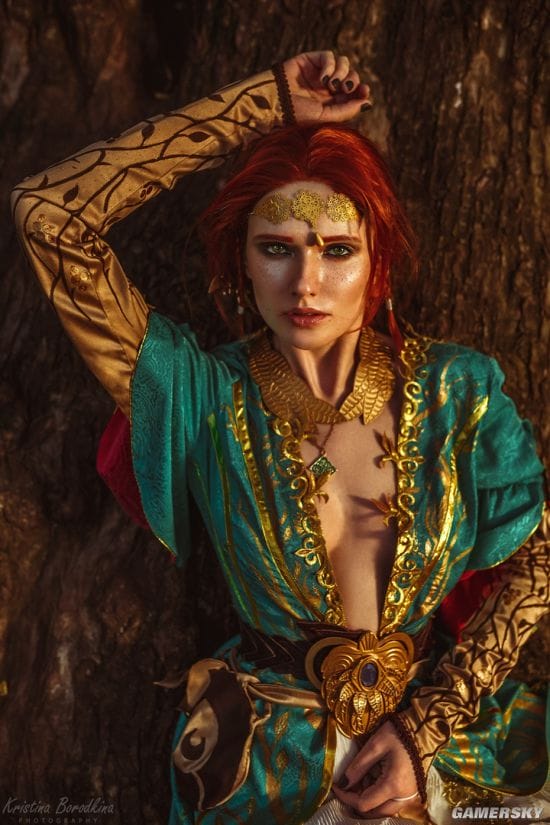 俄妹COS《巫师3》特莉丝 长腿御姐风格还原