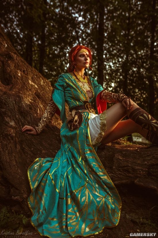 俄妹COS《巫师3》特莉丝 长腿御姐风格还原