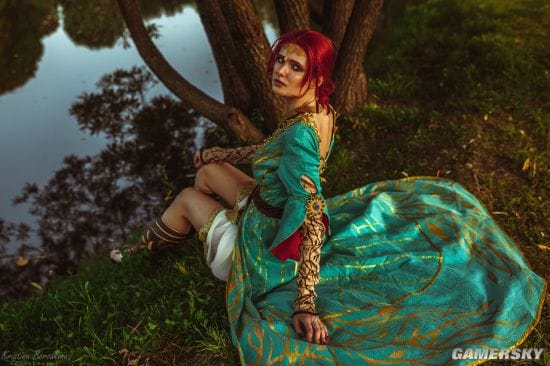 俄妹COS《巫师3》特莉丝 长腿御姐风格还原