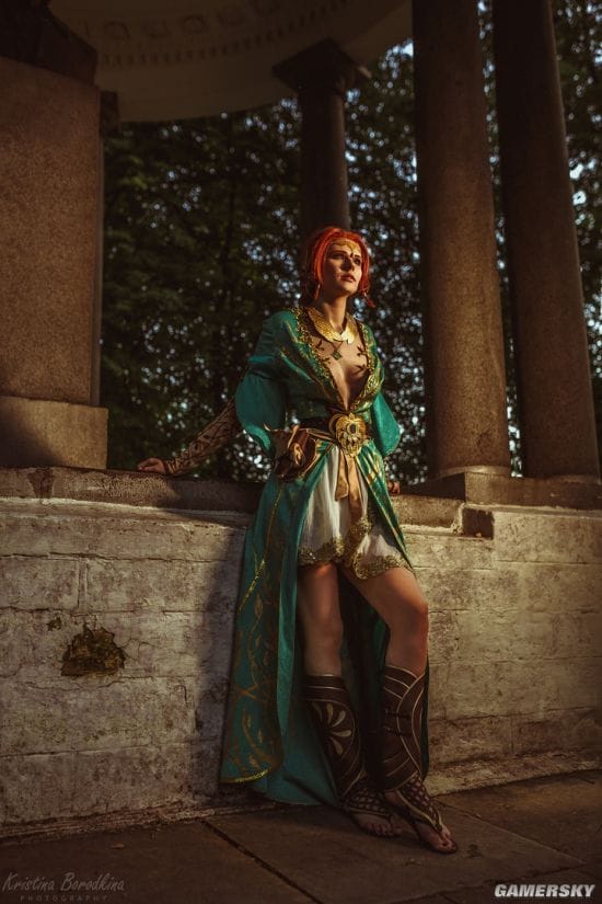俄妹COS《巫师3》特莉丝 长腿御姐风格还原