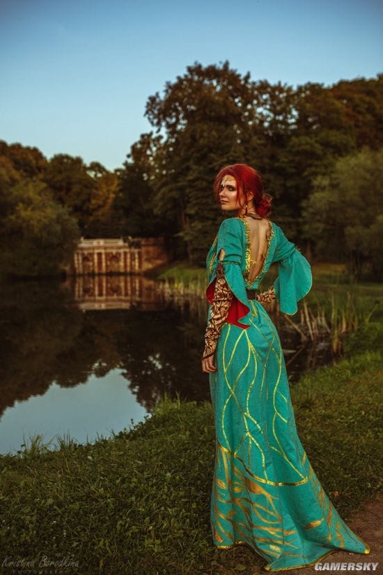俄妹COS《巫师3》特莉丝 长腿御姐风格还原