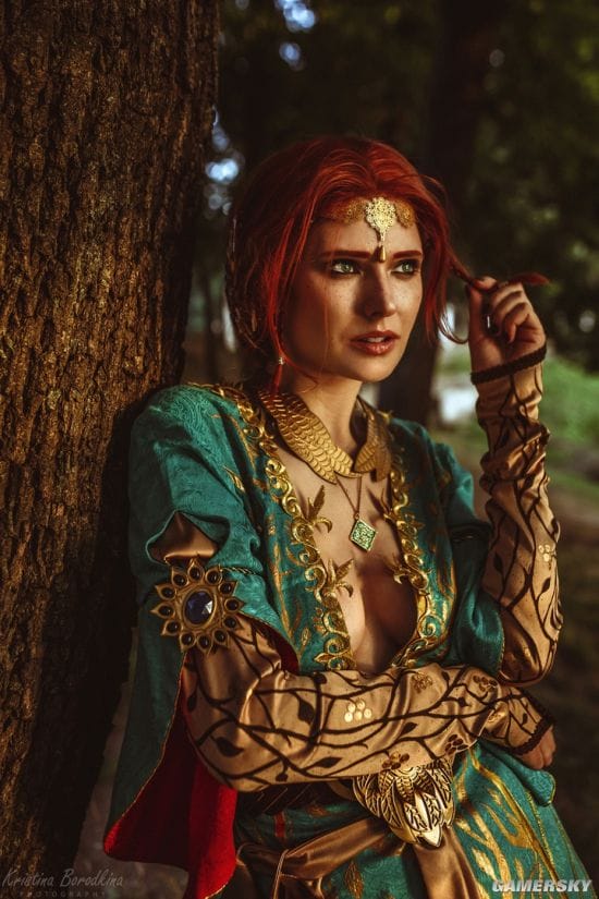 俄妹COS《巫师3》特莉丝 长腿御姐风格还原