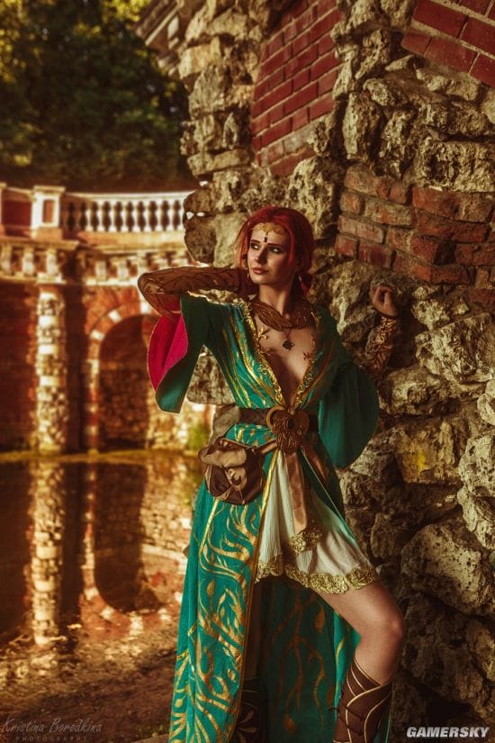 俄妹COS《巫师3》特莉丝 长腿御姐风格还原