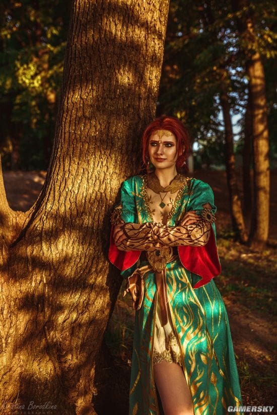 俄妹COS《巫师3》特莉丝 长腿御姐风格还原