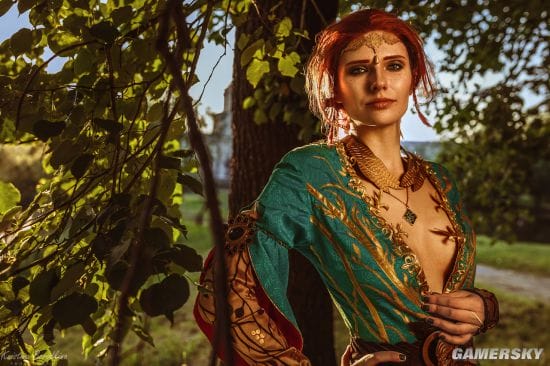 俄妹COS《巫师3》特莉丝 长腿御姐风格还原