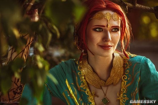 俄妹COS《巫师3》特莉丝 长腿御姐风格还原