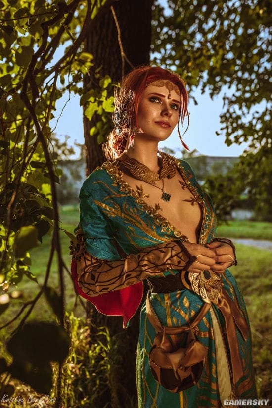 俄妹COS《巫师3》特莉丝 长腿御姐风格还原