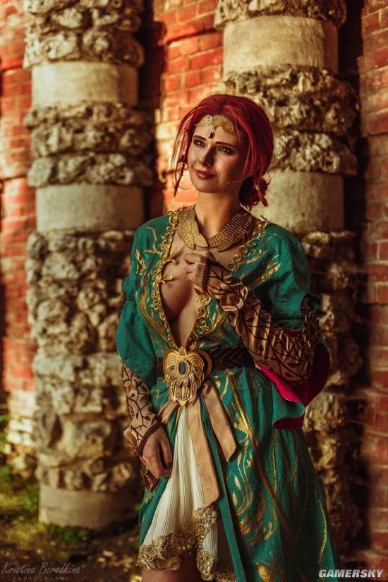 俄妹COS《巫师3》特莉丝 长腿御姐风格还原