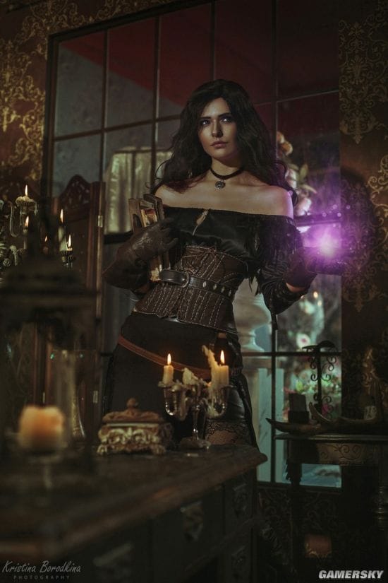 俄妹COS《巫师3》特莉丝 长腿御姐风格还原