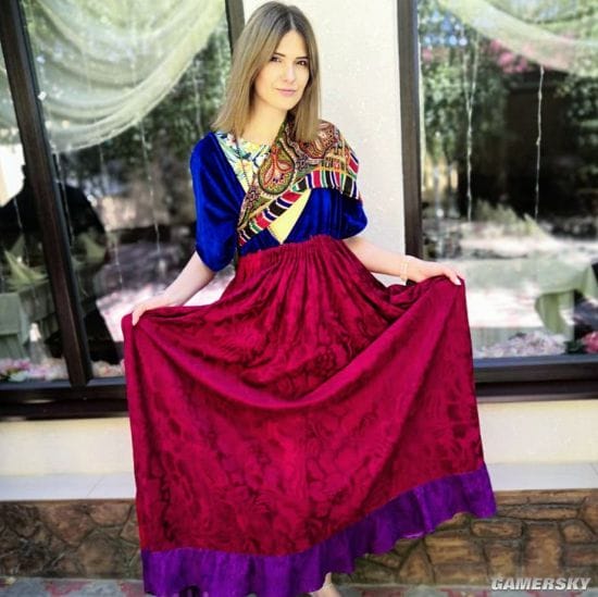 俄妹COS《巫师3》特莉丝 长腿御姐风格还原