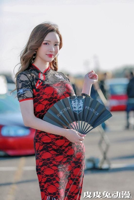 日本性感靓模变身职业赛车手 对汽车疯狂迷恋