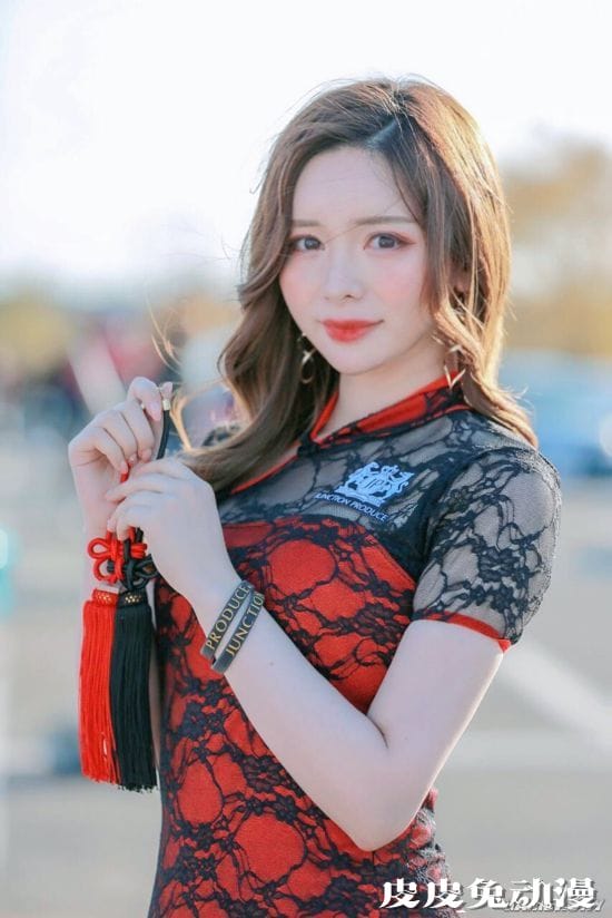 日本性感靓模变身职业赛车手 对汽车疯狂迷恋