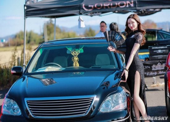 日本性感靓模变身职业赛车手 对汽车疯狂迷恋