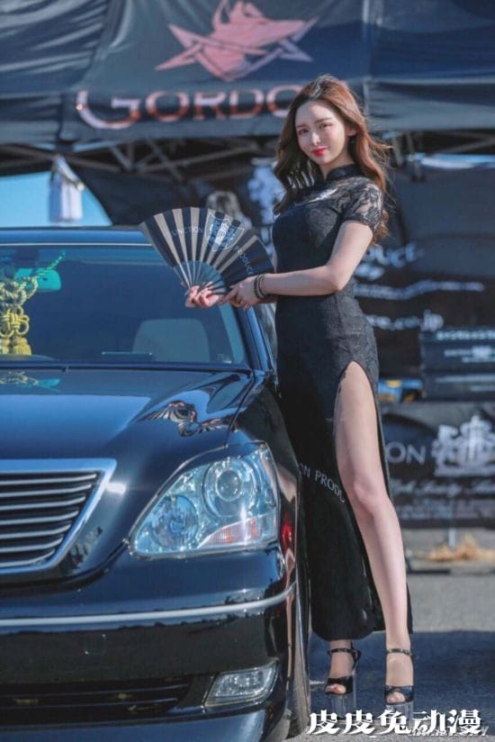 日本性感靓模变身职业赛车手 对汽车疯狂迷恋