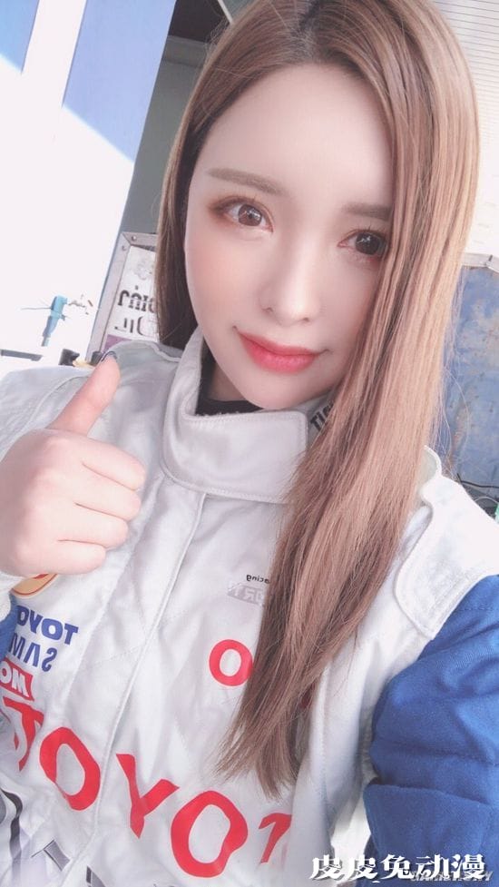 日本性感靓模变身职业赛车手 对汽车疯狂迷恋