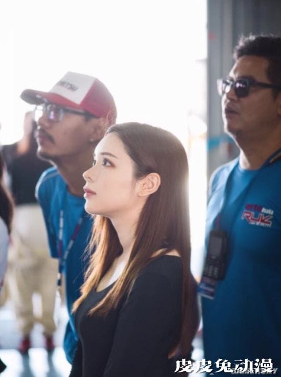 日本性感靓模变身职业赛车手 对汽车疯狂迷恋